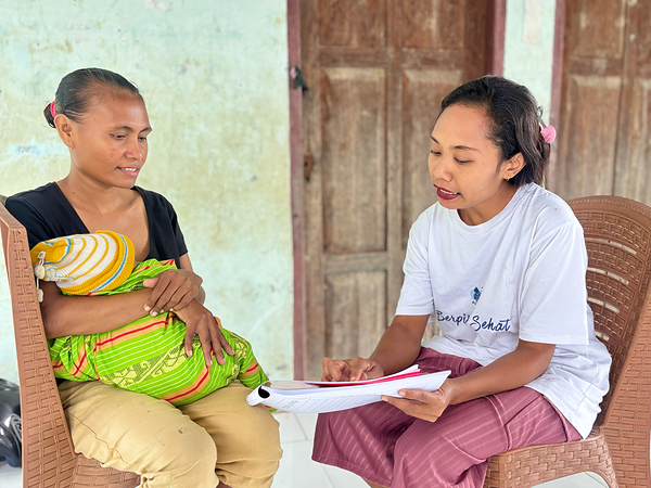 a posyandu cadre in tupan village, south central timor, provided a counselling session to a mother during the program. credit: foundation for mother and child health indonesia. a posyandu cadre in tupan village, south central timor, provided a counselling session to a mother during the program. credit: foundation for mother and child health indonesia.